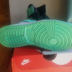 Jordan black/white/mint green size 6 youth